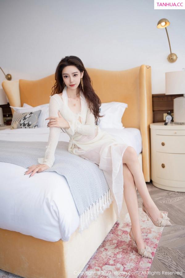   [XiuRen]高清写真图 2023.11.14 No.7658 苏曼兮 长裙美腿第2张图片